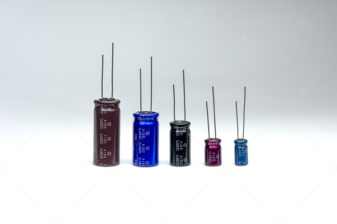 Fechar a linha de capacitores eletrolíticos com vários tamanhos em fundo branco