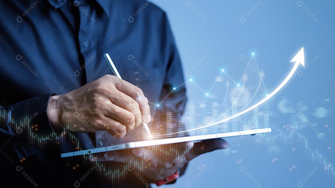 Empresário desenha dados financeiros do gráfico de crescimento econômico.