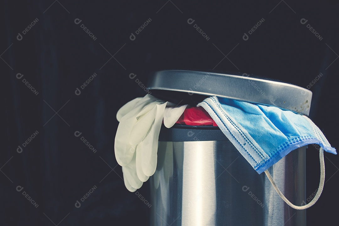 Resíduos infecciosos médicos na lixeira em um fundo preto