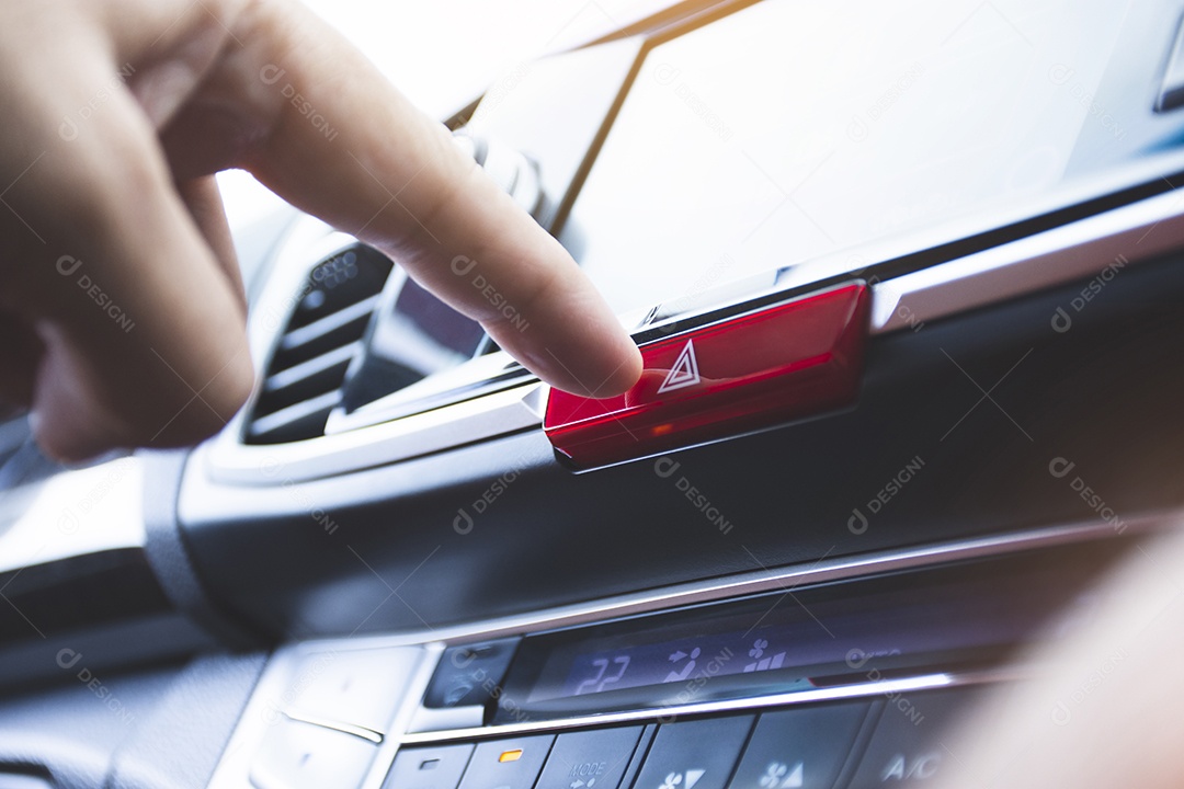 Motorista de homem pressionando o botão vermelho da luz de emergência de um carro