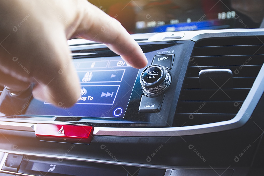 Motorista pressionando o botão menu/selecionar do rádio do carro