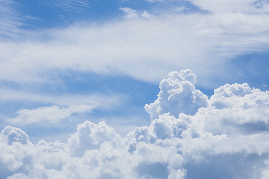 Vasto céu azul e fundo de nuvens brancas