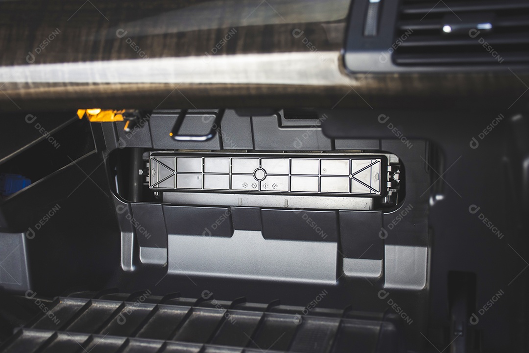 Ranhura do filtro do ar condicionado do carro com tampa na parte de trás do compartimento de armazenamento de documentos no carro