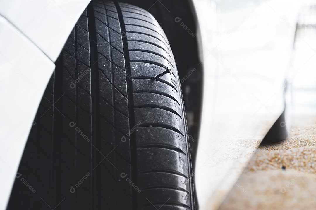 Fechar o parafuso de metal afiado perfurando um pneu de carro