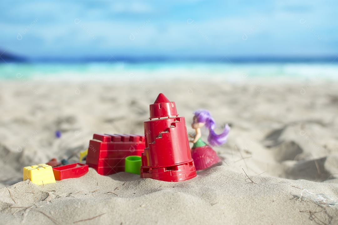 Brinquedos de praia para crianças na praia com foco seletivo