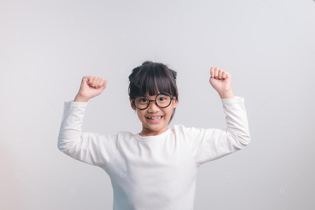 Felizes crianças asiáticas mostrando suas mãos fortes