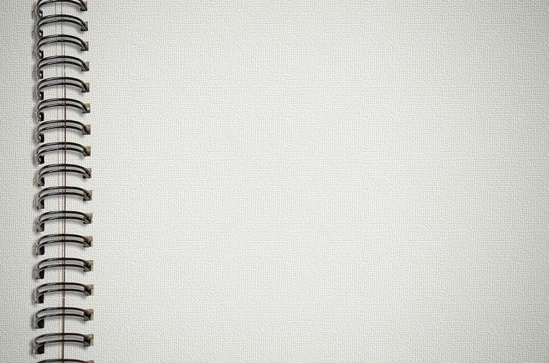 Um caderno em branco e lápis de cor