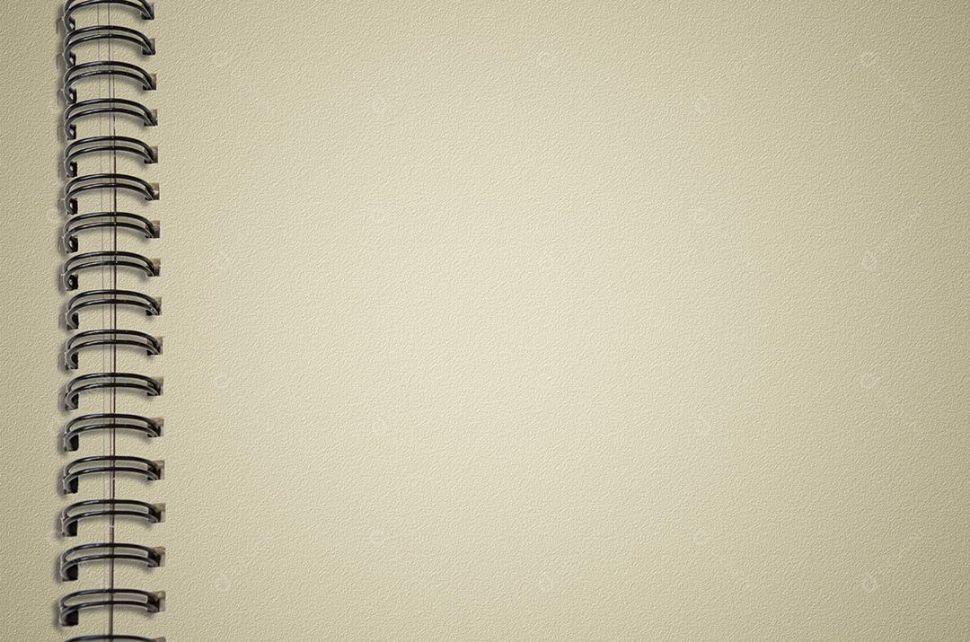 Um caderno em branco e lápis de cor