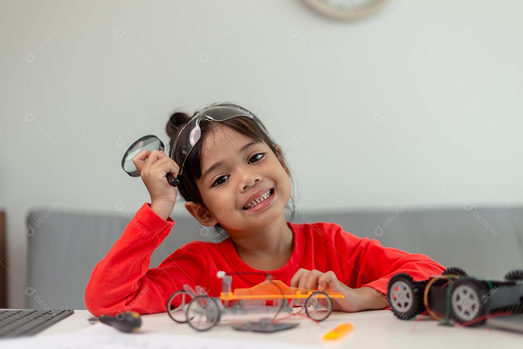 Estudantes da Ásia aprendem em casa codificando carros robóticos e eletrônicos