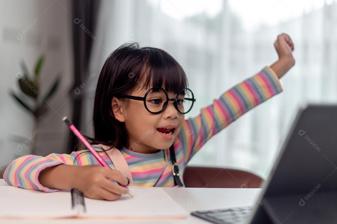 Aula de aprendizagem on-line de estudante asiática estuda on-line