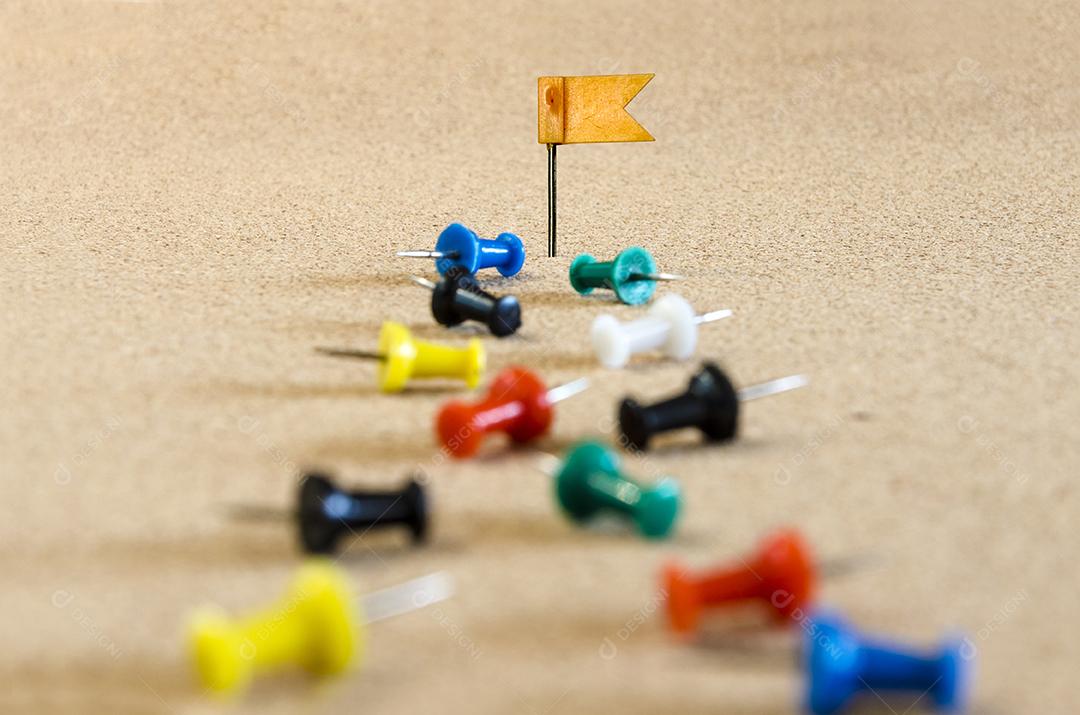 Uma imagem de papel e alfinete na placa de cortiça em uma bandeira amarela