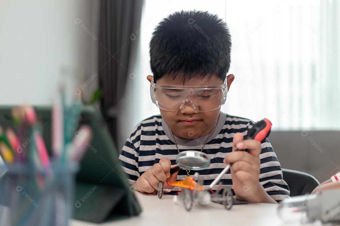 Auto-isolamento infantil usando tablet para sua lição de casa, Criança usando tablet digital pesquisando informações na internet durante o bloqueio covid 19, Educação em casa, Distância social, E-learning educação on-line