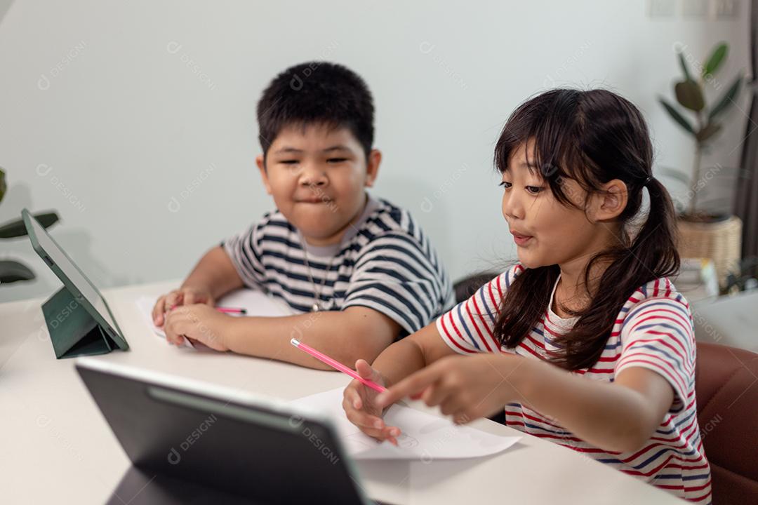 Meninos e meninas asiáticos gostam de aprender online fazendo anotações e você