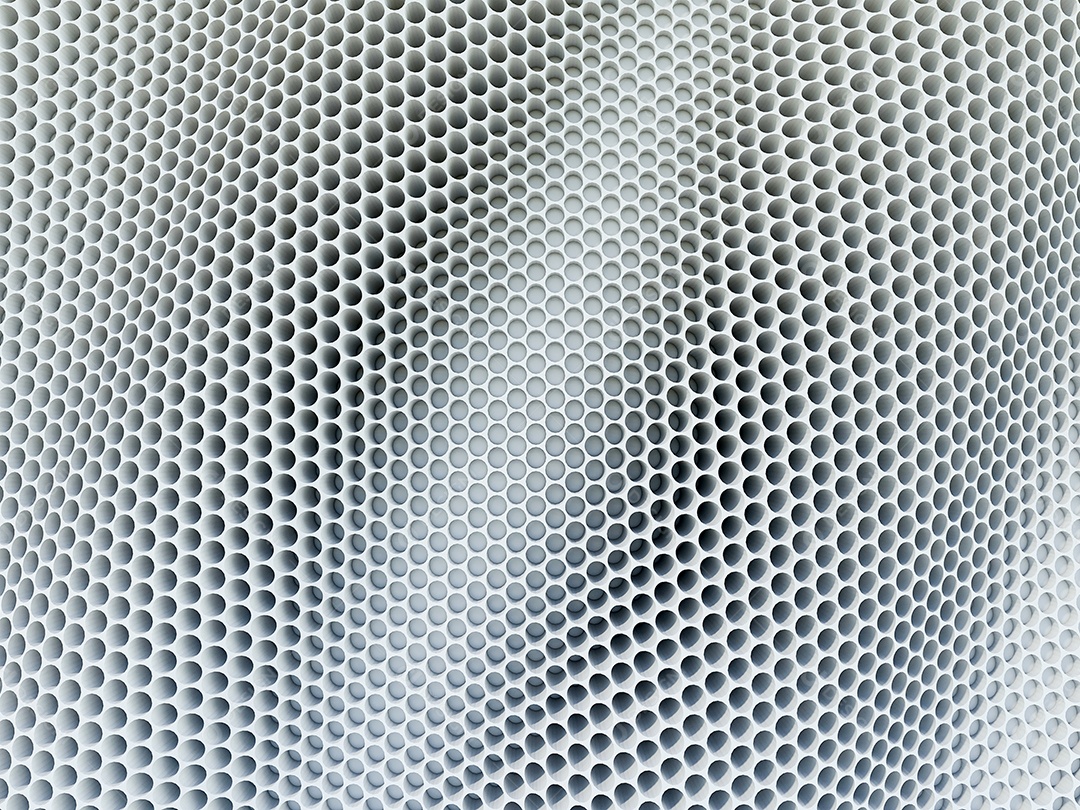 Pequenos buracos na parede branca.