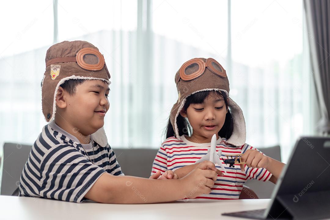 Duas crianças com aviões nas mãos