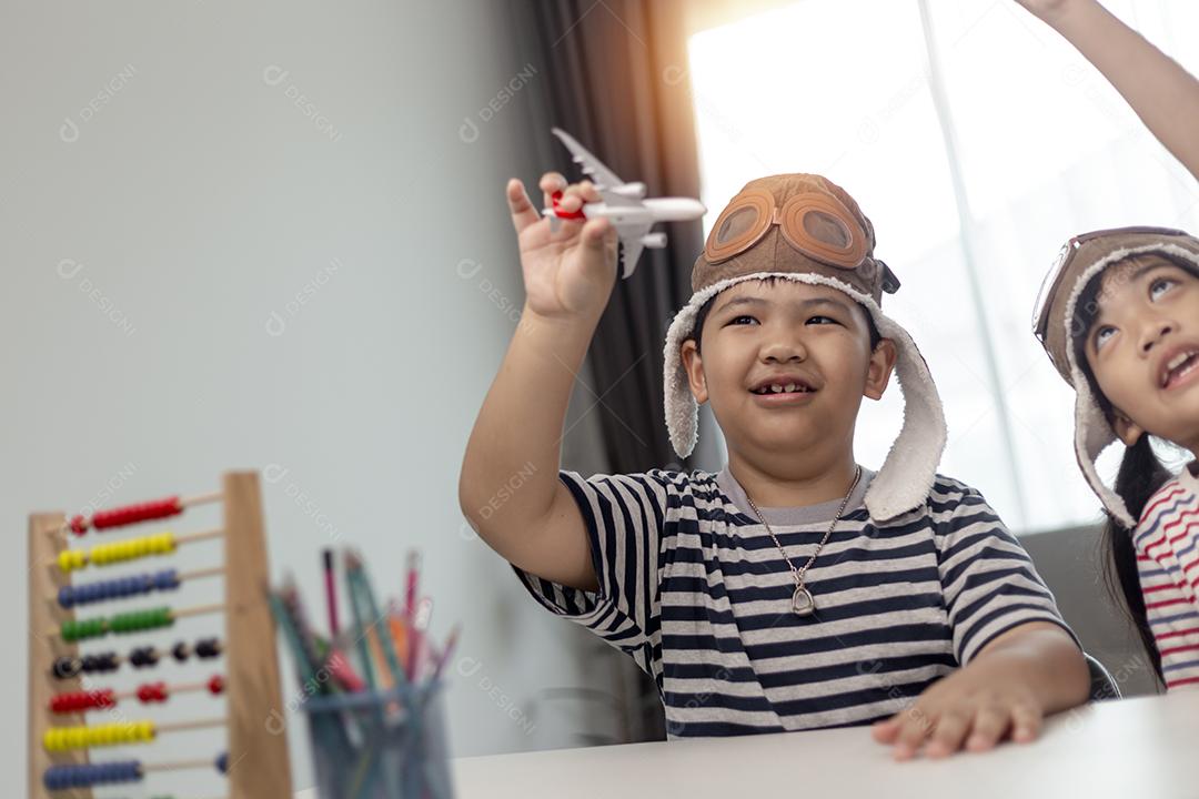 Duas crianças com aviões nas mãos