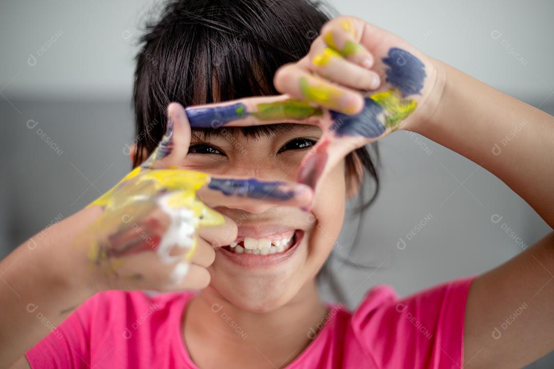 conceito de educação, escola, arte e pintura - pequena estudante gir