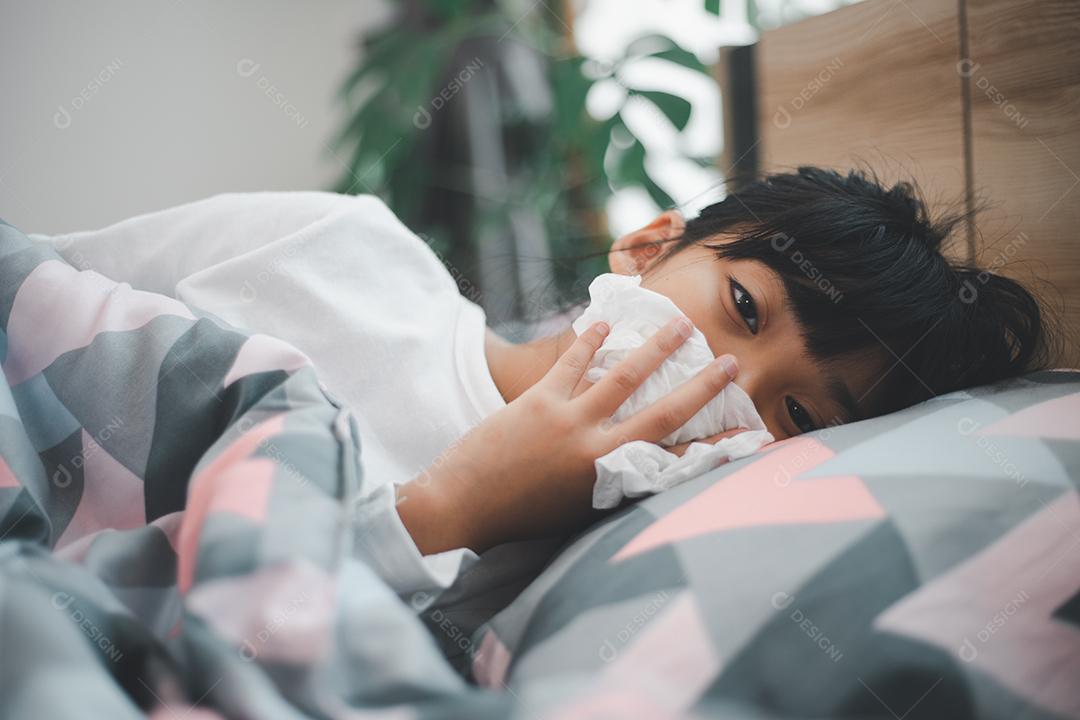 menina fica com frio e assoa o nariz em casa.