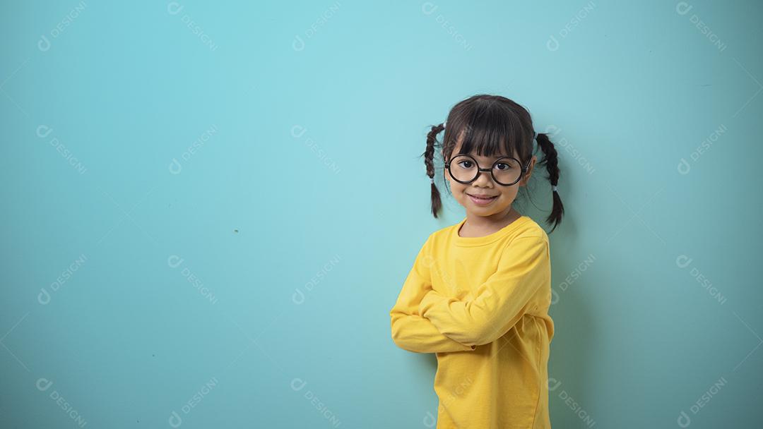 menina criança engraçada usando óculos em um fundo colorido