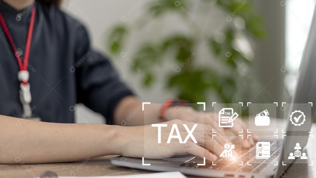 Empresária usa um computador para preencher formulários de declaração de imposto de renda individual on-line para pagamento de impostos. Governo, impostos estaduais. Análise de dados, papelada, pesquisa financeira, relatório. Cálculo da declaração de 