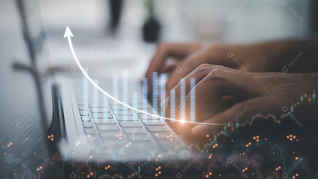 Pessoas de negócios estão usando computadores para trabalhar em casa. Conceitos de análise de tendências de tecnologia e negócios, com gráficos de negócios saindo no notebook do computador.