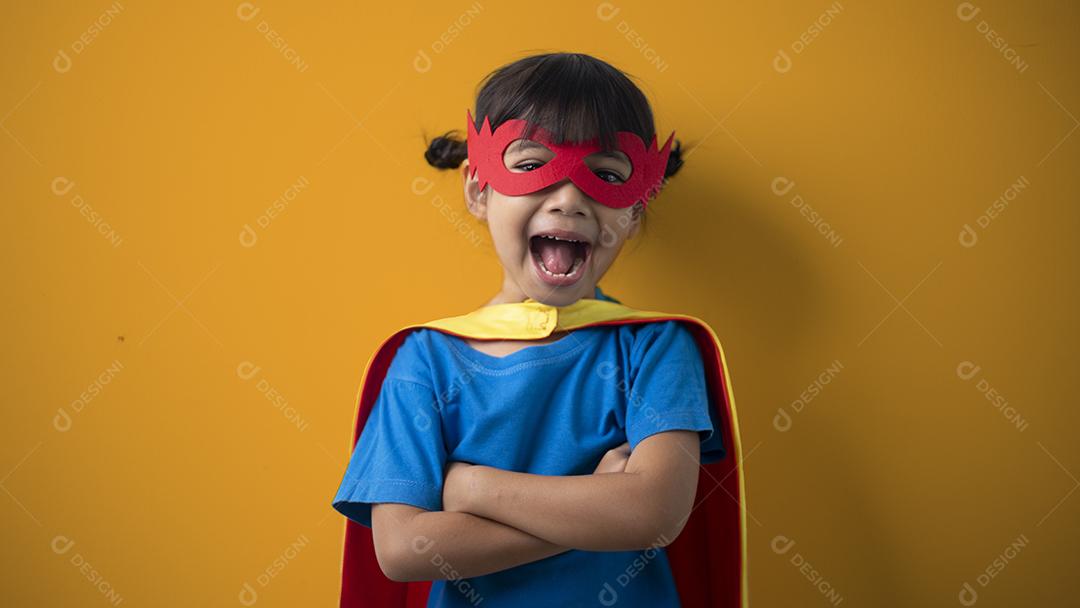 A garotinha em uma fantasia de super-herói