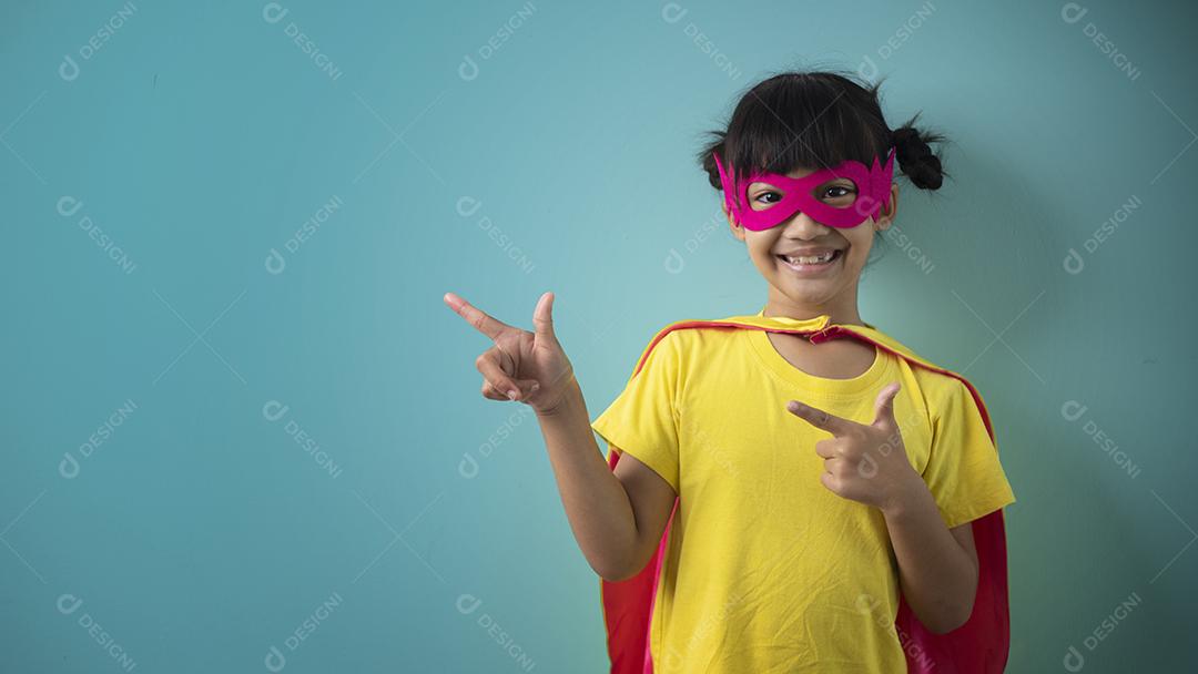 A garotinha em uma fantasia de super-herói