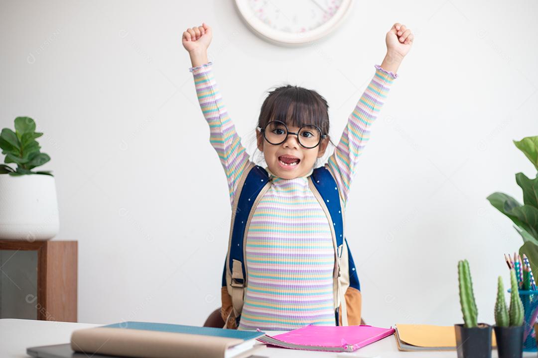 Linda garota na aula em sala de aula