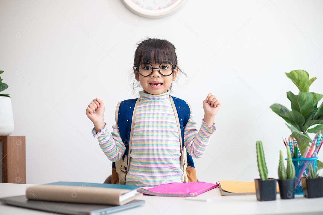 Linda garota na aula em sala de aula