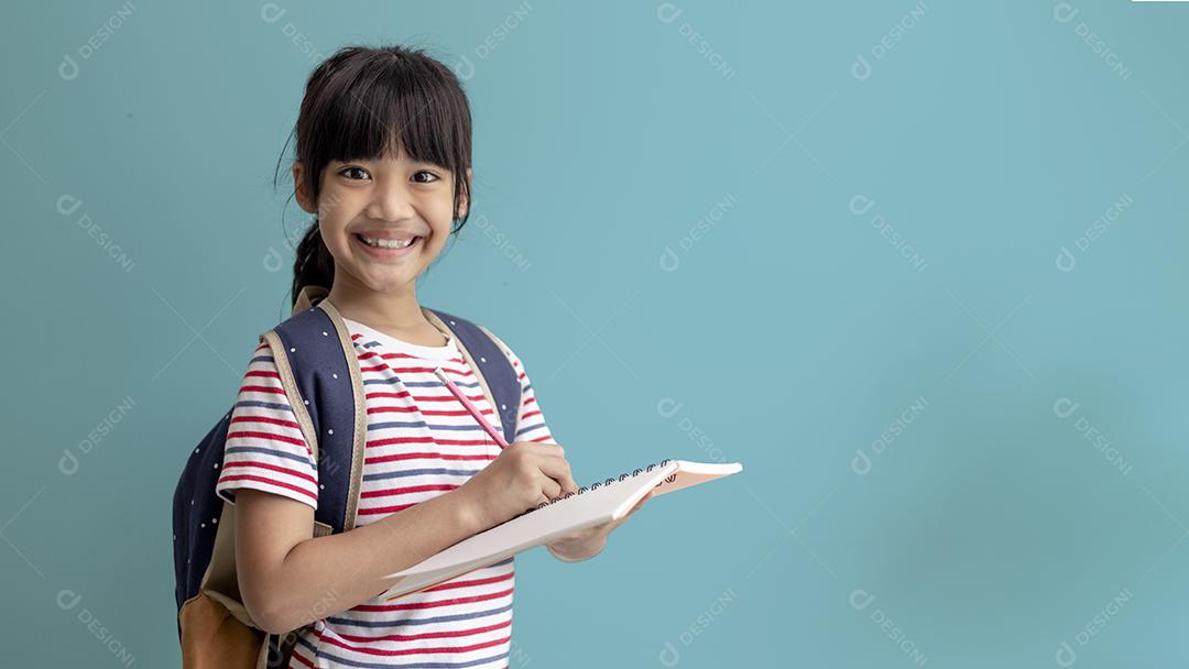 Aluna asiática segurando livros