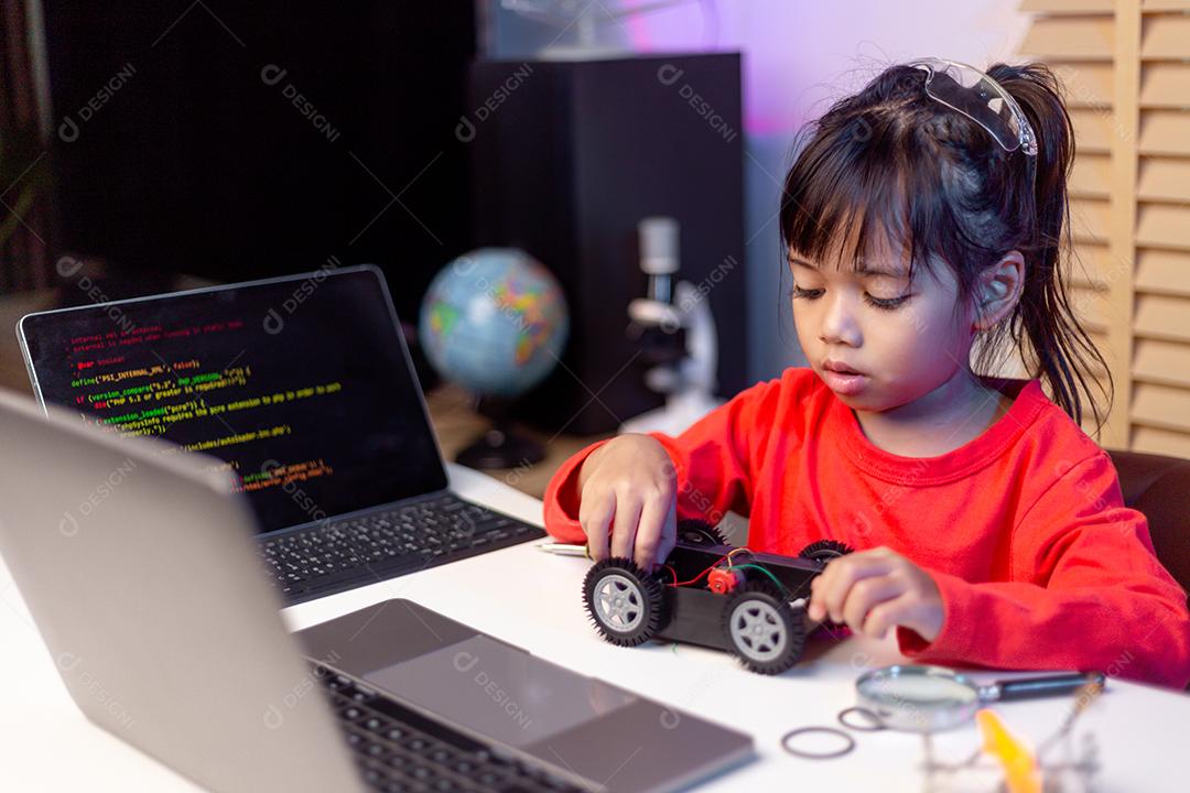 Os alunos da Ásia aprendem em casa na codificação de carros robóticos e cabos de placas eletrônicas em STEM, STEAM, código de computador de tecnologia de ciência de engenharia matemática em robótica para o conceito de crianças.