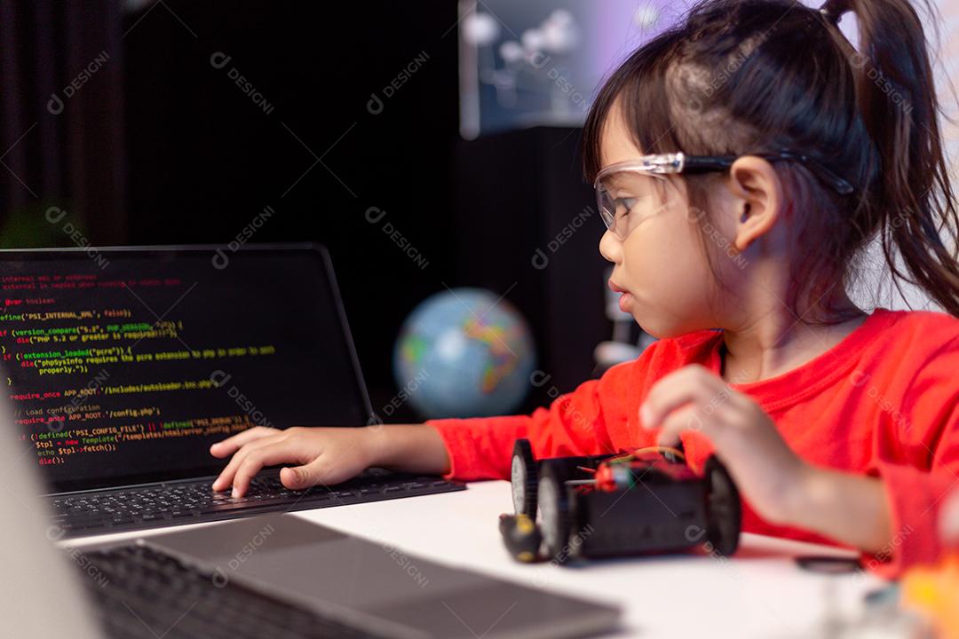 Os alunos da Ásia aprendem em casa na codificação de carros robóticos e cabos de placas eletrônicas em STEM, STEAM, código de computador de tecnologia de ciência de engenharia matemática em robótica para o conceito de crianças.