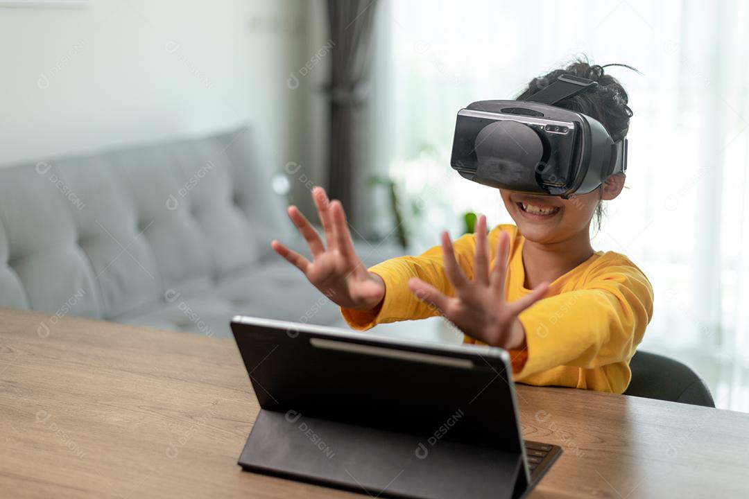 Linda garota usando googles de realidade virtual em casa, experiência de educação remota, futuro hoje, nova educação online, estilo de vida interior