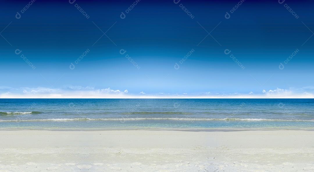 Mar vazio e fundo de praia com espaço de cópia Mar de ondas tropicais na praia no fundo do céu azul.