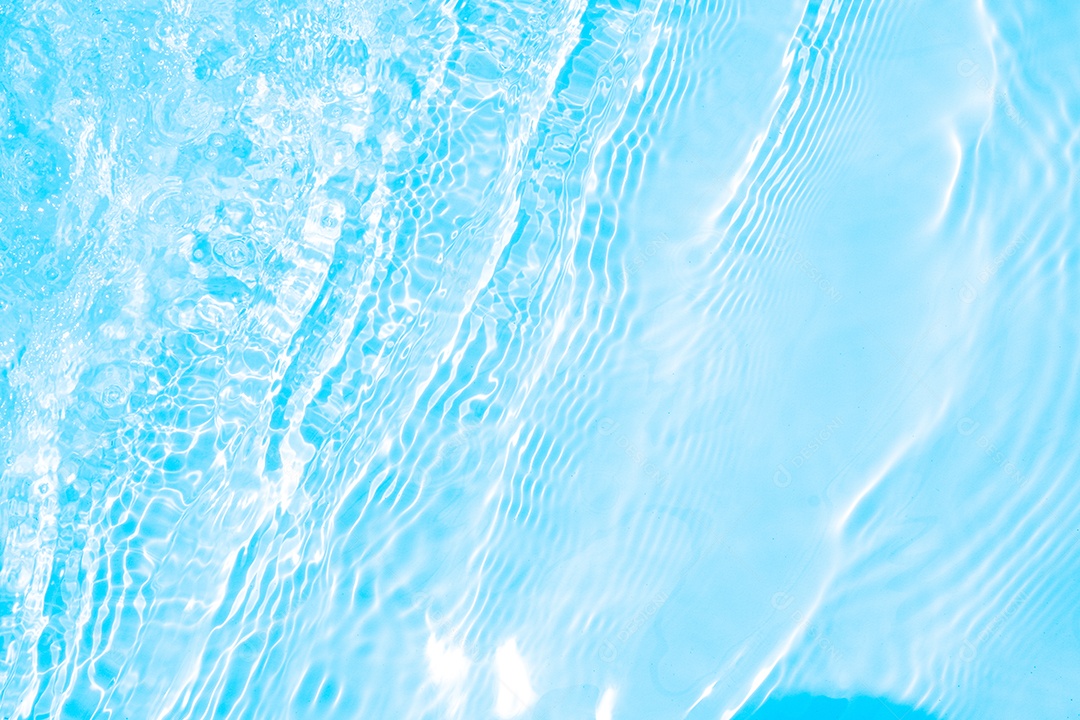 Textura de superfície de água calma de cor azul transparente turva com salpicos e bolhas. Fundo de natureza abstrata na moda. Ondas de água na luz solar. fundo de água