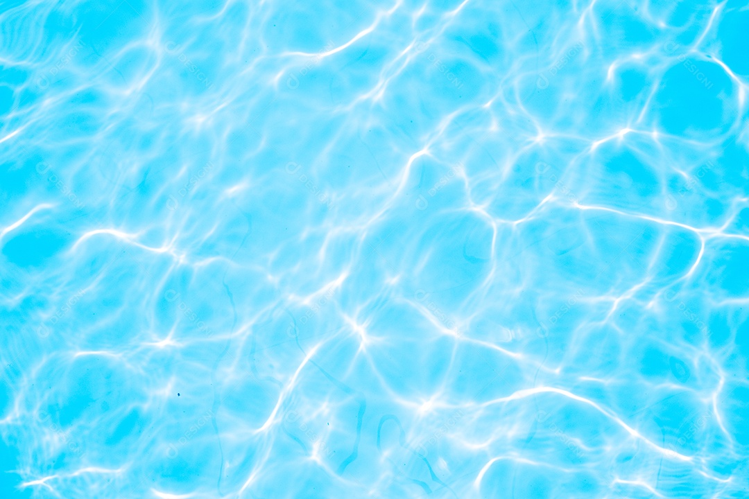 Textura de superfície de água calma de cor azul transparente turva com salpicos e bolhas. Fundo de natureza abstrata na moda. Ondas de água na luz solar. fundo de água