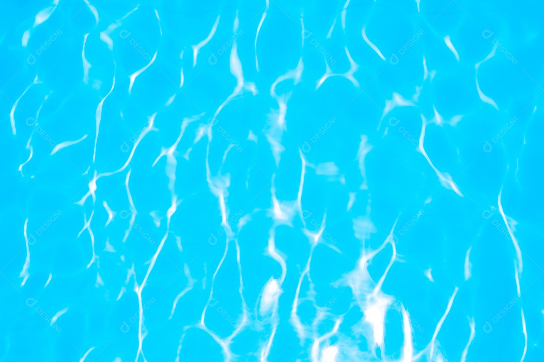 Textura de superfície de água calma de cor azul transparente turva com salpicos e bolhas. Fundo de natureza abstrata na moda. Ondas de água na luz solar. fundo de água