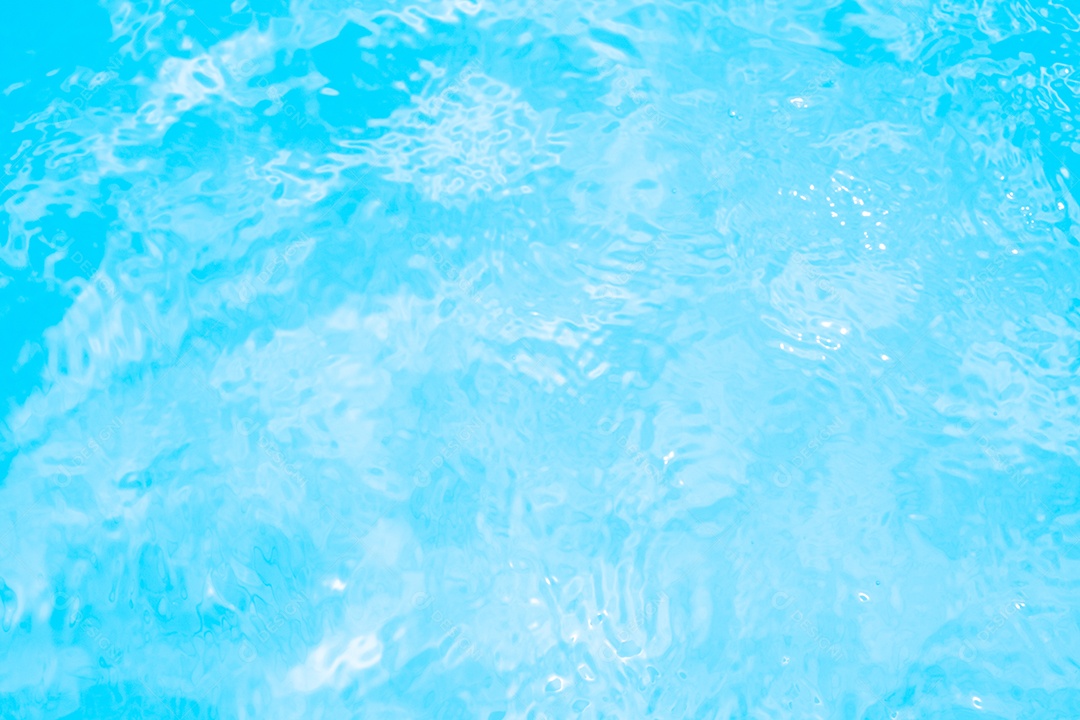 Textura de superfície de água calma de cor azul transparente turva com salpicos e bolhas. Fundo de natureza abstrata na moda. Ondas de água na luz solar. fundo de água