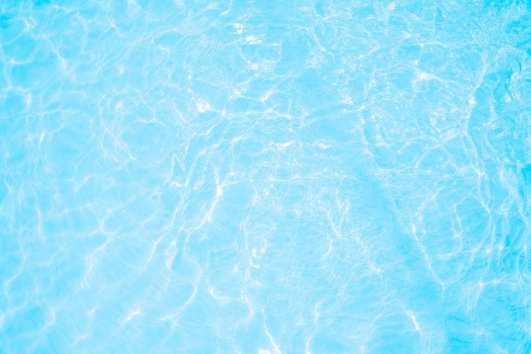 Textura de superfície de água calma de cor azul transparente turva com salpicos e bolhas. Fundo de natureza abstrata na moda. Ondas de água na luz solar. fundo de água