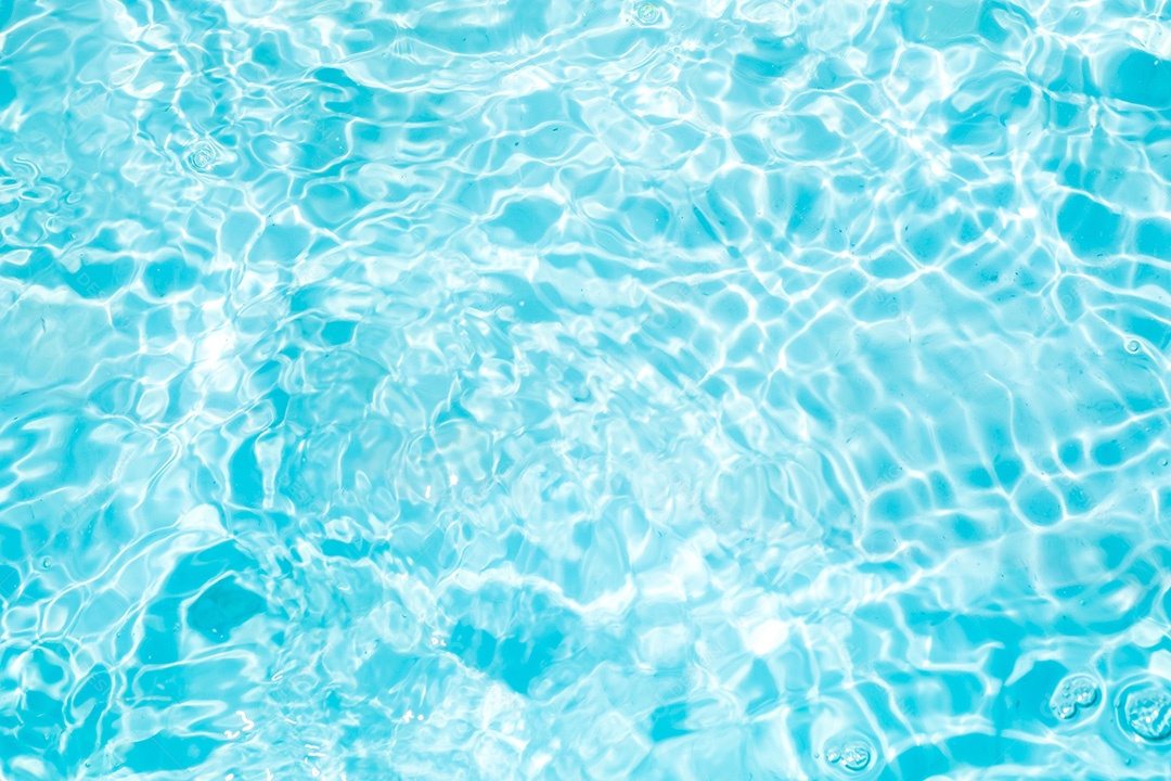 Textura de superfície de água calma de cor azul transparente turva com salpicos e bolhas. Fundo de natureza abstrata na moda. Ondas de água na luz solar. fundo de água