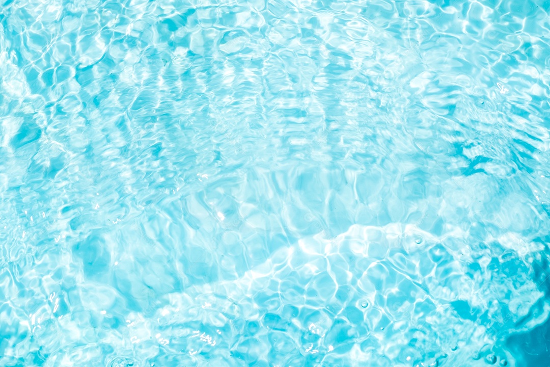 Textura de superfície de água calma de cor azul transparente turva com salpicos e bolhas. Fundo de natureza abstrata na moda. Ondas de água na luz solar. fundo de água