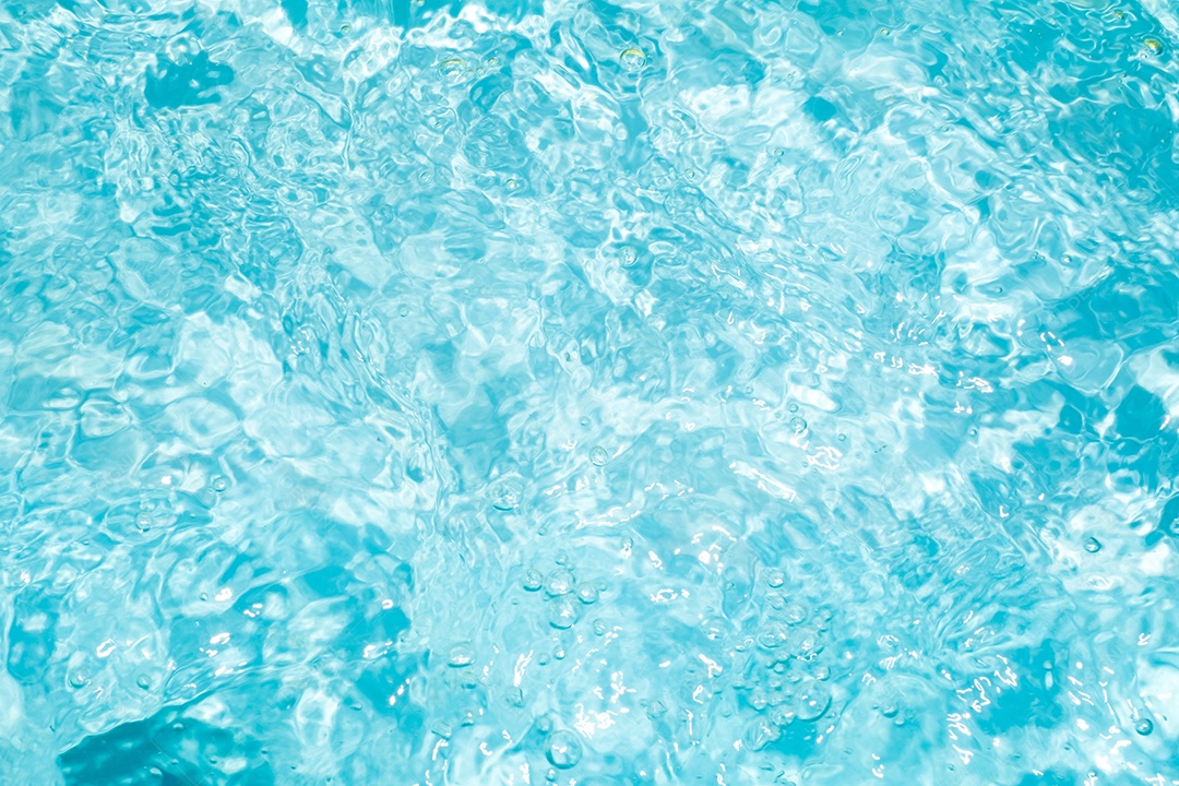 Textura de superfície de água calma de cor azul transparente turva com salpicos e bolhas. Fundo de natureza abstrata na moda. Ondas de água na luz solar. fundo de água