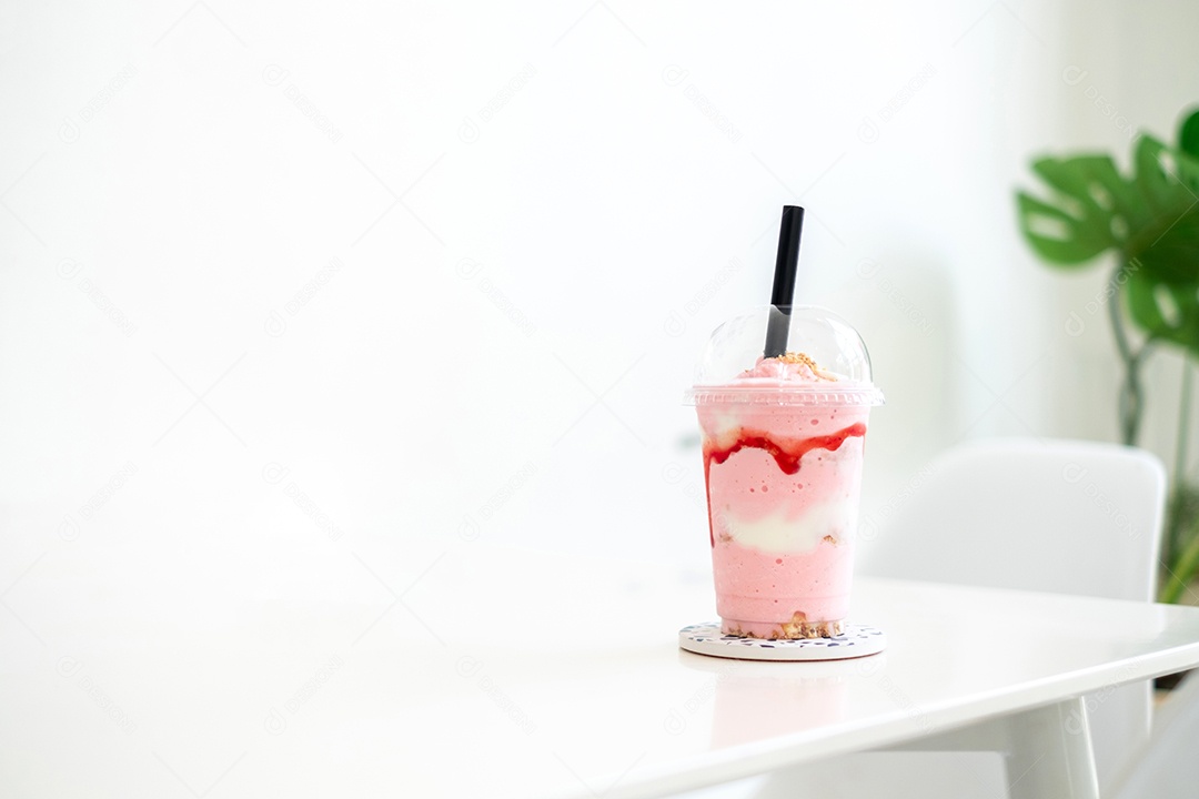 Milk-shake de morango no copo na mesa branca no café, conceito de comida, bebida e saúde, copie o espaço