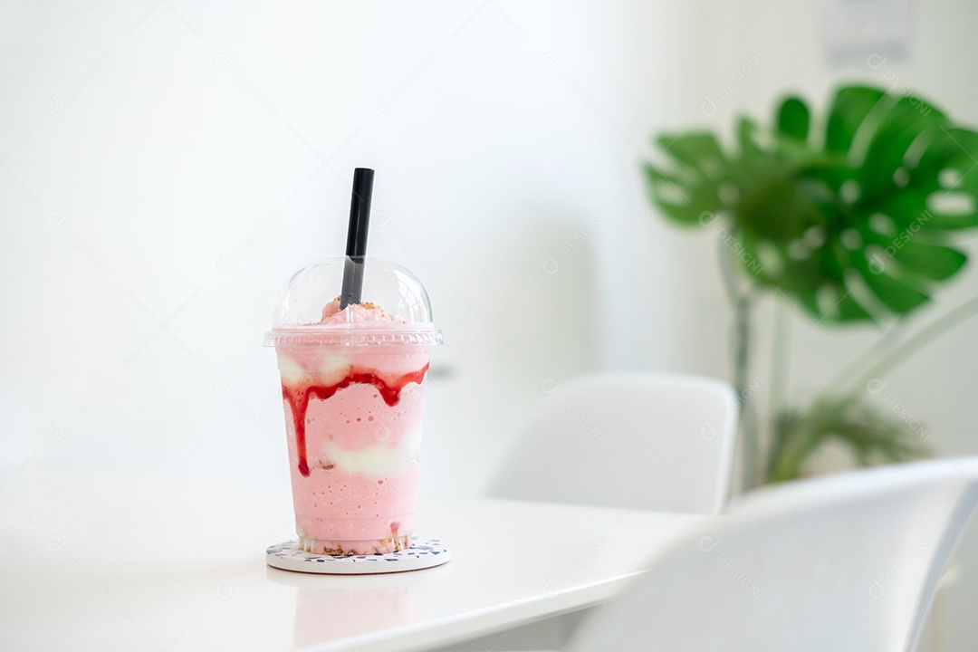 Milk-shake de morango no copo na mesa branca no café, conceito de comida, bebida e saúde, copie o espaço