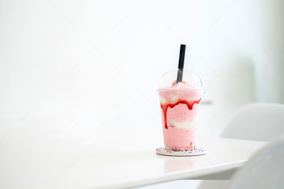 Milk-shake de morango no copo na mesa branca no café, conceito de comida, bebida e saúde, copie o espaço