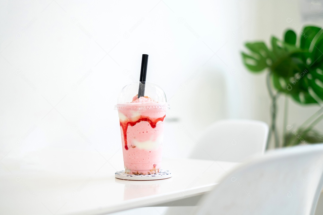 Milk-shake de morango no copo na mesa branca no café, conceito de comida, bebida e saúde, copie o espaço