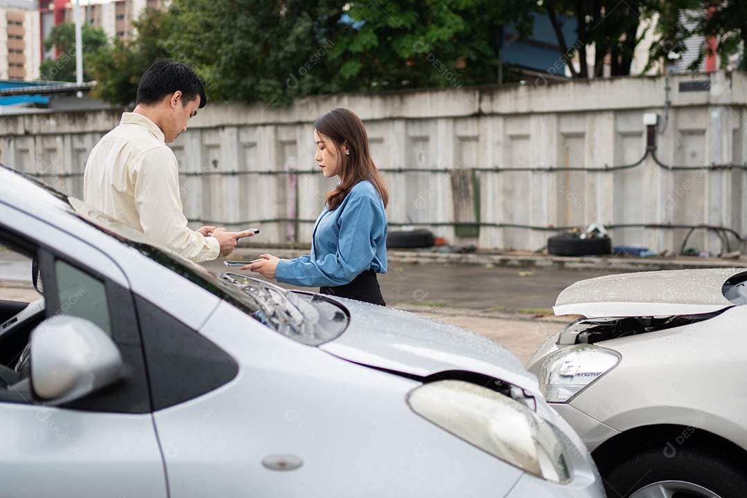 Duas pessoas trocando números depois de um acidente de carro