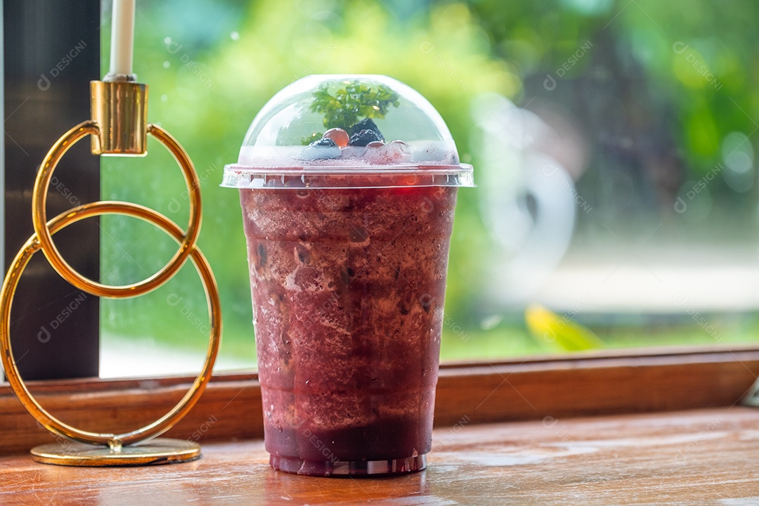 Iogurte de smoothie de mirtilo no copo na mesa de madeira no café, conceito de comida, bebida e saúde, copie o espaço