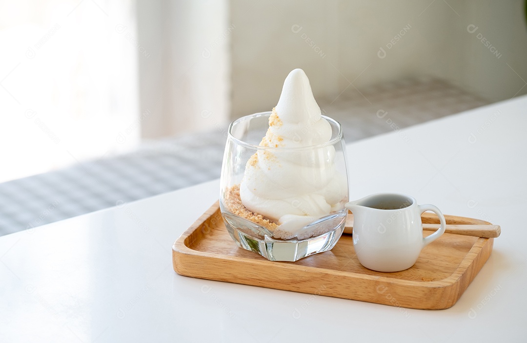 Affogato Espresso em disco de madeira na mesa branca perto de janelas na cafeteria, sorvete, café, espaço de cópia