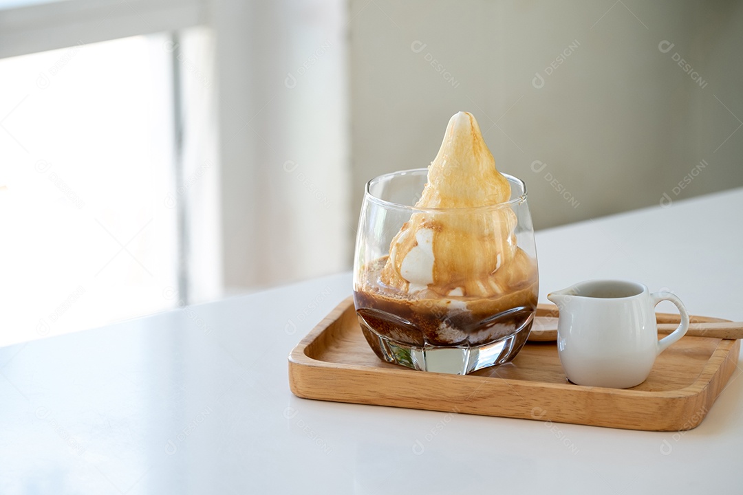 Affogato Espresso em disco de madeira na mesa branca perto de janelas na cafeteria, sorvete, café, espaço de cópia